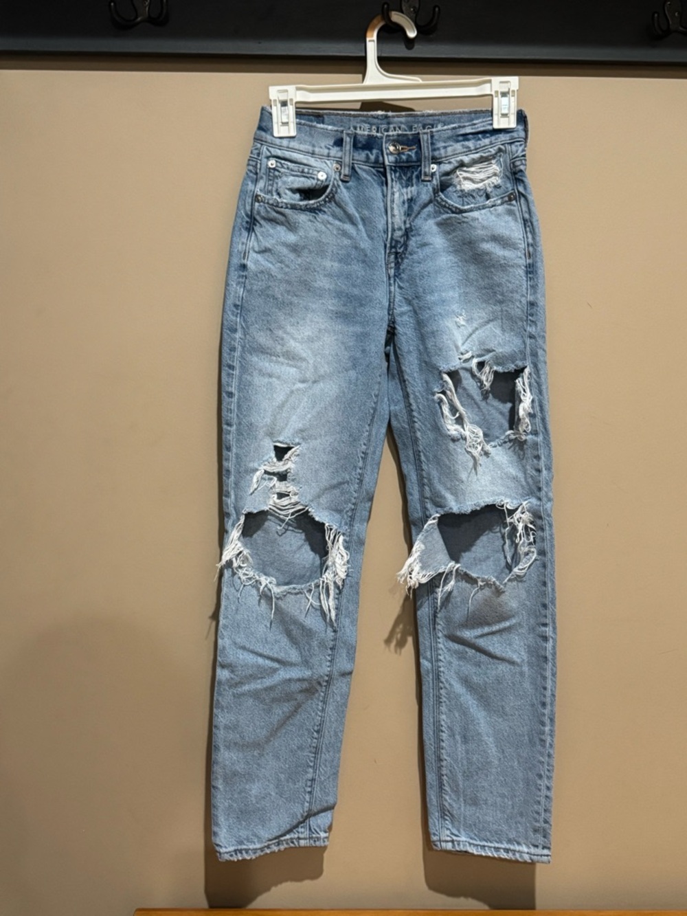 American Eagle Distressed Light Blue Women's Jeans - Casual Ripped Denim